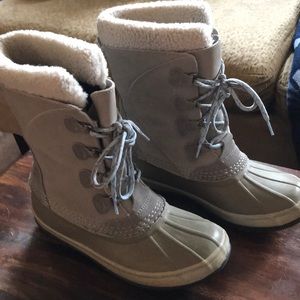 Women’s LLBean snow boots size 7, gray
